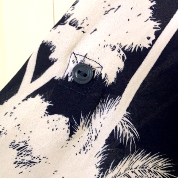 CHICO’S MIDNIGHT BLUE TROPICAL NIGHTS BLOUSE - Picture 6 of 7